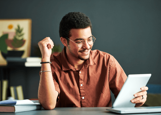 Un jeune homme qui prend des cours en ligne